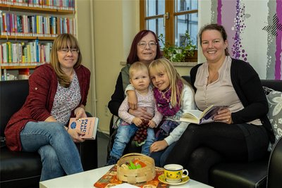 Ganz in Familie lasen die Auerbacher Linda Heckel, Sophie Heckel, Martina Gerber, Lina Gerber und Doreen Gerber (v. l.).