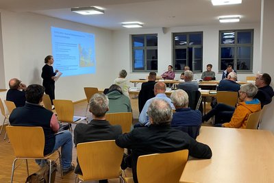 Alexander Ochs und Alisa Golomzina von der Kulturhauptstadt erläuterten in Augustusburg das Purple-Path-Projekt.
