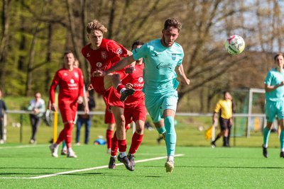 Der TSV Ifa Chemnitz (hier Ricardo Kühnert, links) und der VfL Chemnitz (hier Noah Justin Lippmann) liefern sich in der Kreisoberliga einen heißen Kampf um den Meistertitel.