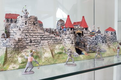 Ohne entsprechenden Hinweis wird kaum ein Ausstellungsbesucher ahnen, dass in dem Modell Margarinebecher verbaut sind.