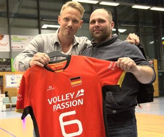 Nicht nur mit dem Ball kann Marcus Benthien (l.) gut umgehen, sondern auch mit dem Mikrofon. Wortgewandt leitete er die Versteigerung des von Nationalspieler Denys Kaliberda signierten Trikots, das sich letztlich Nico Wollnitzke mit einem Gebot von 250 Euro sicherte. 