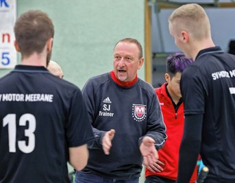 Steffen Jahn (Mitte) war am Wochenende bei den Hockeyspielern des SV Motor Meerane nicht nur an der Seitenlinie gefordert. 