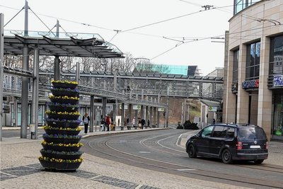 Dieses Auto am Plauener Postplatz hatte sich kürzlich nur verirrt - doch geht es nach der Idee eines Altmarkt-Anwohners, könnten über den Tunnel künftig mehr Autos rollen. Die Altstadt soll dem Vorschlag zufolge für den Verkehr gesperrt werden. 