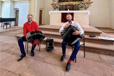 Das Akkordeonduo Toni und Danny Leuschner (v. l.) erfreute am Samstag in der Schlosskirche Augustusburg die etwa 300 Gäste der beiden Kurzkonzerte.