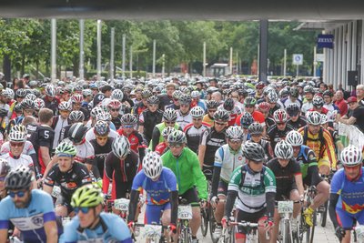 Hunderte Radfahrer werden sich am Sonntag auf den Weg von Chemnitz auf den Fichtelberg machen. Hier ein Bild von einer früheren Auflage, als der Start noch in der Innenstadt vollzogen wurde. In diesem Jahr geht es im Sportforum los.