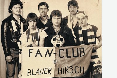 In der Mitte der hinteren Reihe steht Burkhard Schulz. Der Fanclub "Blauer Hirsch" wurde im Jahre 1979 gegründet und von Anfang an von der DDR-Staatssicherheit unterwandert. 
