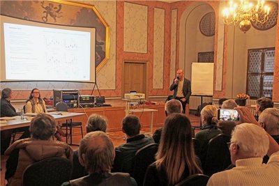 Interessiert verfolgten mehr als 200 Gäste im Städtischen Festsaal einen Vortrag zu Corona-Impfungen. 