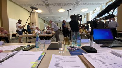 Kameras ohne Ende bei der ersten Kreistagssitzung unter AfD-Leitung. Filmen und fotografieren durften sie aber nur vorab.