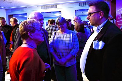 Sebastian P. Zippel, im Bild mit Margitta Herold, Uwe Krieg und seiner Mutter Simone Zippel, war in der Pause ein gefragter Gesprächspartner.