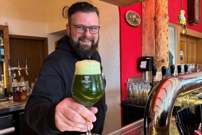 Gastronom Dennis Feist bietet das grüne Bier an.