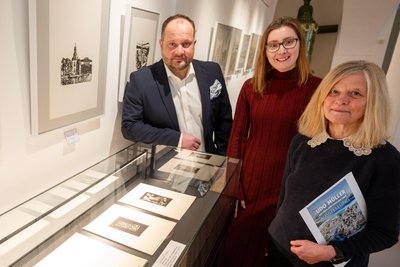 Udo Müllers Sohn Christoph (v. l.), Stefanie Gäbler (Museum) und Dagmar Groß (Rathaus) in der Sonderschau.