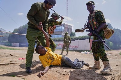 Ein Demonstrant wird in Kenia bei Protesten gegen ein von den USA geplantes Ebola-Quarantänezentrum auf dem Luftwaffenstützpunkt Laikipia festgenommen.