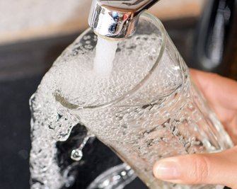 Das Wasser aus dem Wasserhahn kann hierzulande bedenkenlos getrunken werden. Ab 2022 steigt die Grundgebühr. 