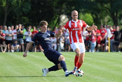 Kilian Senkbeil (links) klärt hier gegen den Cottbusser Phil Halbauer. Später markierte er das Anschlusstor für den FSV Zwickau.