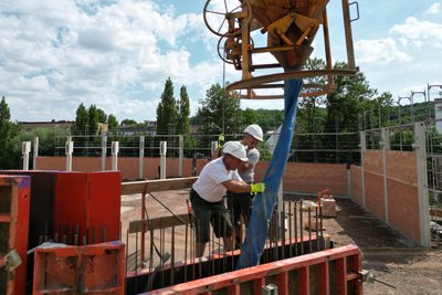 Bauleute waren am Montag mit dem Verfüllen der Wandkonstruktionen mit Beton beschäftigt.
