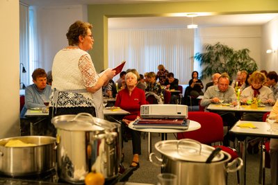 Regina Röhner stellt im Oktober in der Stadtbibliothek ihr neues Buch samt Kostproben vor.
