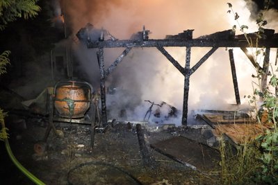 Das Feuer sprang von einem Carport auf das Wohnhaus über.