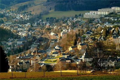Blick auf Klingenthal, rechts oben ein Teil des Neubaugebietes, wo es noch viele städtische Wohnungen gibt.