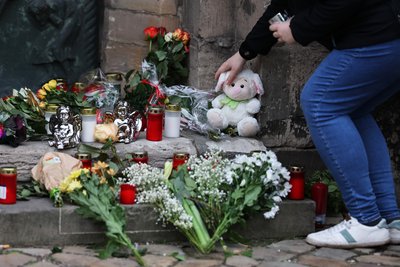 Eine Frau legt am Gedenkort an der Johanniskirche ein Plüschtier nieder. Am Freitagabend ist auf dem Weihnachtsmarkt in Magdeburg ein Autofahrer in eine Menschengruppe gefahren.