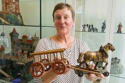 Simone Sonntag vom Stadtmuseum mit einem der hauseigenen Exponate zum Thema Burgen.