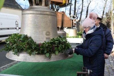 Durfte die erste Glocke anschlagen: Steffi Kijowsky.