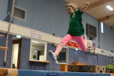 Beim 46. Hallensportfest der VSG Rodewisch: Elli Romatzke vom SV Theuma hier beim Weitsprung.