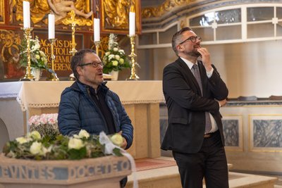 In der Kirche in Scheibenberg, in der Pfarrer Stephan Schmidt-Brücken (links) im vorigen Jahr unter anderen den damaligen sächsischen Wirtschaftsminister Martin Dulig begrüßen konnte, findet am Sonntag ein ökumenischer Berggottesdienst statt.