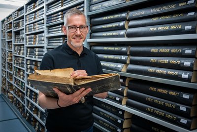 Hobbyhistoriker Ralf Härtel recherchiert auch im Stadtarchiv Mittweida zu Ereignissen, die sich im Zweiten Weltkrieg in der Region abgespielt haben sollen.