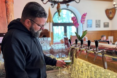 Das grüne Bier vom Fass, das Dennis Feist anbietet, stammt von der Brauerei Krušnohor.