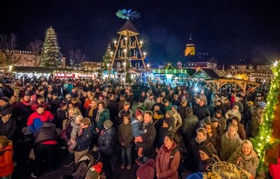 Viele Besucher waren Ende November 2019 zur Eröffnung des Marienberger Weihnachtsmarktes gekommen. Nach langer Corona-Zwangspause kann es 2022 hoffentlich wieder Budenzauber im Erzgebirge geben. 