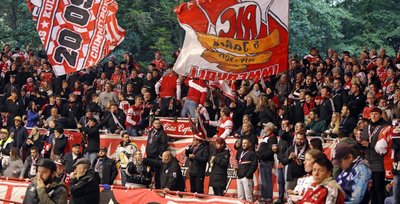 Eishockeyfans im Kunsteisstadion im Sahnpark (Symbolbild).