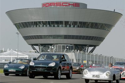 Da war er noch ganz frisch vom Band: Der Porsche Cayenne (Mitte) bei der Eröffnung der neuen Produktionsstätte in Leipzig im August 2002. 