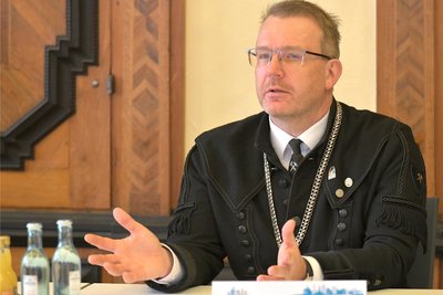 Freibergs Oberbürgermeister Sven Krüger (parteilos) hat die Bekräftigung des Cannabis-Verbots auf Spielplätzen kurzfristig zum Thema für den Stadtrat gemacht.