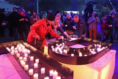 Zur Nacht der Kerzen legten die Menschen Kerzen in die XXL-Buchstaben.