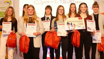 Mädchenpower der Leichtathletik: die Startgemeinschaft Erzgebirge. Zur siegreichen Mannschaft des Vereinspokals gehören Lina Tippmann, Pia Wetzel, Nora Richter, Lara Böhm, Emilia Aurich, Leonie Schürer, Felicitas Jähn, Marie Bannier und Lotta Pauline Beer.