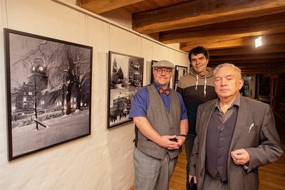 In der Plauener Malzhausgalerie werden derzeit in einer neuen Ausstellung zahlreiche historische Fotos gezeigt, die das frühere Leben in der Stadt Plauen dokumentieren. Lars Buchmann (links) stellte hierfür zahlreiche Fotografien aus seiner umfangreichen Sammlung zur Verfügung. Tommy Ziegenhagen vom Malzhausverein veranlasste die Vergrößerungen der Bilder, Galerist Klaus Noack (rechts) stellte die Ausstellung mit zusammen.