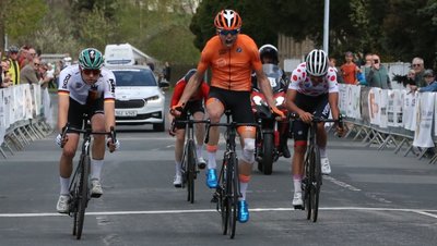 Zielankunft in Olbernhau: Menno Huising aus den Niederlanden (Mitte) siegte vor Emil Herzog aus Deutschland (links) und António Morgado aus Portugal (rechts). 