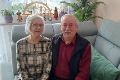 Claus Großer und seine Lebensgefährtin Monika Stephan fühlen sich in der Zweiraum-Wohnung am Richard-Wagner-Park in Werdau pudelwohl. Früher wohnte Claus Großer auf dem Kranzberg, doch sein Block wird demnächst abgerissen.