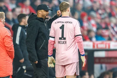 Trainer Vincent Kompany (l) und Kapitän Manuel Neuer bleiben beim FC Bayern vereint. (Archivbild) 
