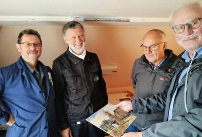 Volker und Gerd Weller, die Söhne von Lothar Weller aus Trieb, bei der Übergabe des Nachlasses ihres Vaters an Rainer Döhling (2. von rechts) und Wolfgang Blechschmidt (rechts) vom Verein Falkart. 