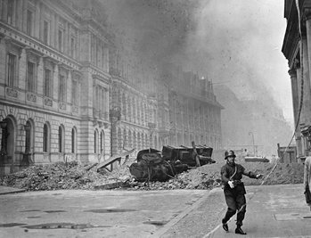 Kein Bild aus dem Zweiten Weltkrieg: Spätestens am 20. September 1937 konnte in Deutschland jeder gewarnt sein, dass die Nazis zu den Waffen wollen. An jenem Montag wurde in Berlin eine gigantische Luftschutzübung abgehalten - Trümmerhaufen, Rauchbomben, Überflüge und Luftschutzräume sowie flächendeckende Verdunkelung im Vorfeld inklusive. Auch im neuen Roman "Transatlantik" von Volker Kutscher spielt diese Simulation eine Rolle.  