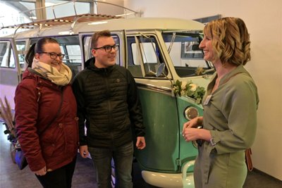 Marie-Luise Wohlrab und Christian Neidhardt haben sich von Kathrin Bahn, Gründerin der Firma Moment-Fabrik aus Zwickau (re.) beraten lassen.