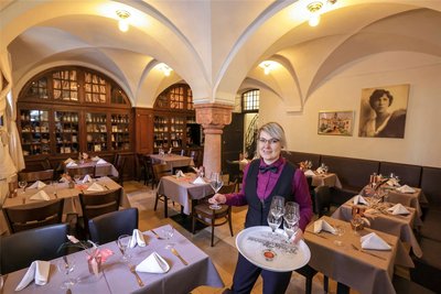 Das Restaurant in der ehemaligen Silberkammer des Schlosses, in dem Jenny Reuter den Service inne hat, weist 35 Plätze auf. Noch einmal 35 Plätze gibt es im Außenbereich.