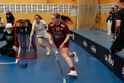 Gegen das international erfahrene Team aus Lettland liefen die deutschen Spielerinnen um Kapitänin Anja Krüger (im Hintergrund) meist nur hinterher.