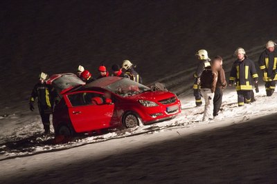 Ein Opel ist am Montagfrüh auf der K7112 zwischen Mildenau und Königswalde von der schneeglatten Fahrbahn abgekommen und gegen einen Baum geprallt.