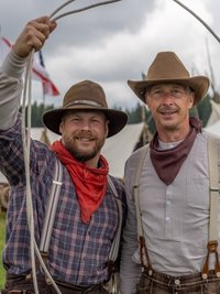 Tonio Werl (l.) und Andreas Hofmann wollen zu Pfingsten die Westernstadt bei Geyer eröffnen.