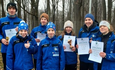 Zufriedene Gesichter bei den Eisschnellläuferinnen und -läufern des Crimmitschauer Polizeisportvereins nach der Sachsenmeisterschaft. 