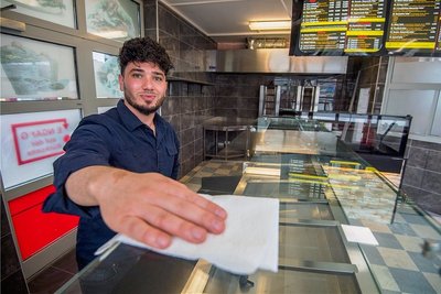 Ahmad Almohamad eröffnet am Postplatz in Aue in der kommenden Woche den Imbiss unter dem Namen "Mister Döner". 