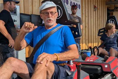 Los geht′s: Eckhard Naujoks aus Berlin-Hoppegarten und seine Enkelin Emily (hinten) waren die ersten offiziellen Fahrgäste in der neuen Allwetterrodelbahn am Fichtelberg. Die Anlage ist seit Freitag in Betrieb.