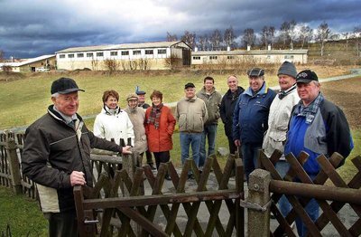 Die Mitglieder der Großolbersdorfer Bürgerinitiative freuen sich: Die in den Gebäuden im Hintergrund geplante Putenmastanlage soll nicht mehr gebaut werden. 